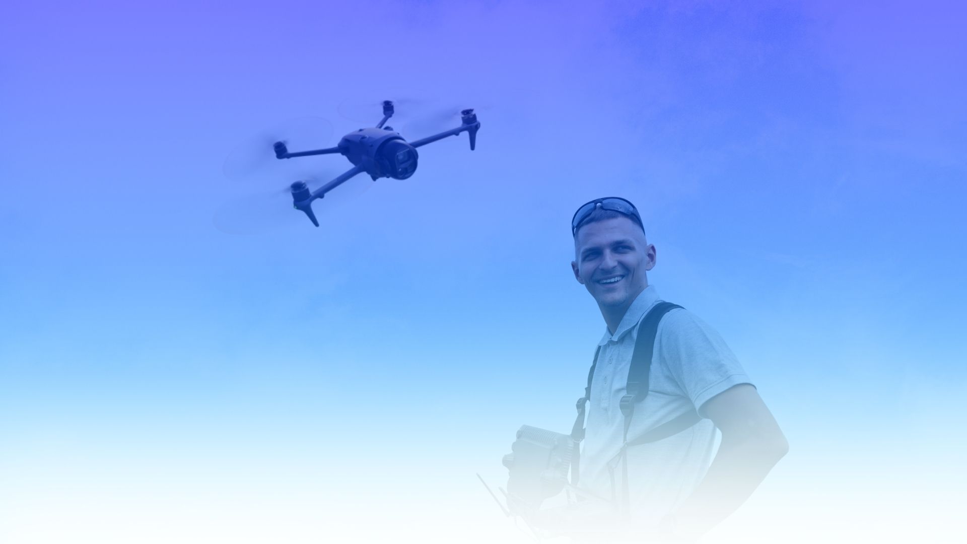 Piloto de drones con su equipo durante una sesión de formación práctica